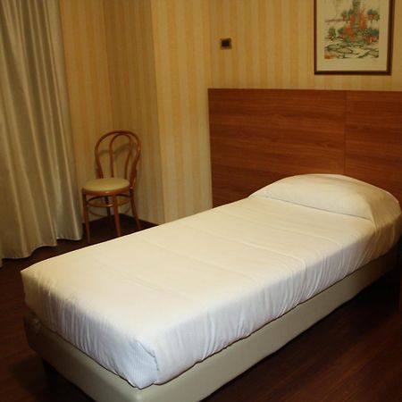 Hotel 2C Legnano Exteriör bild