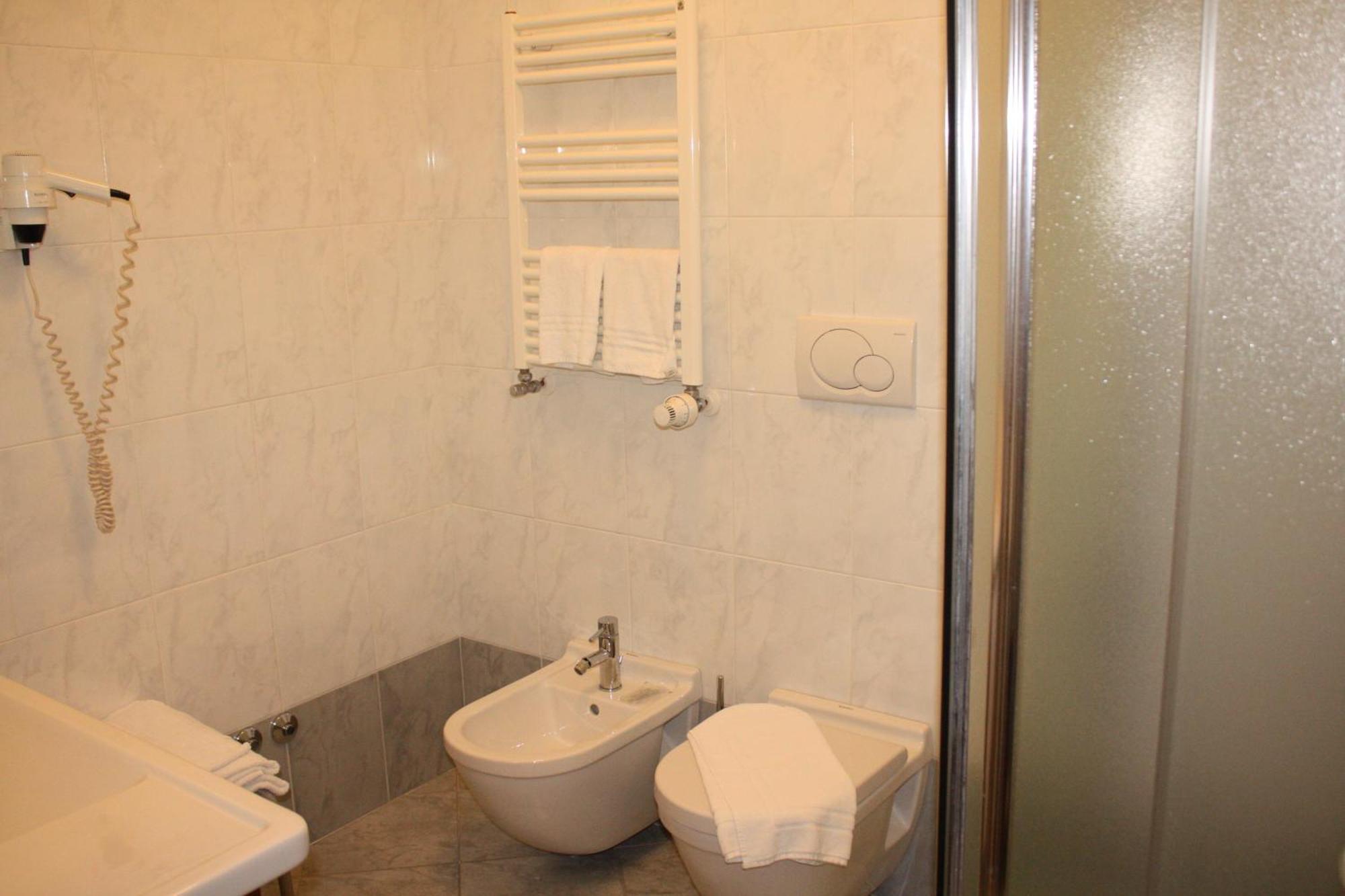 Hotel 2C Legnano Exteriör bild