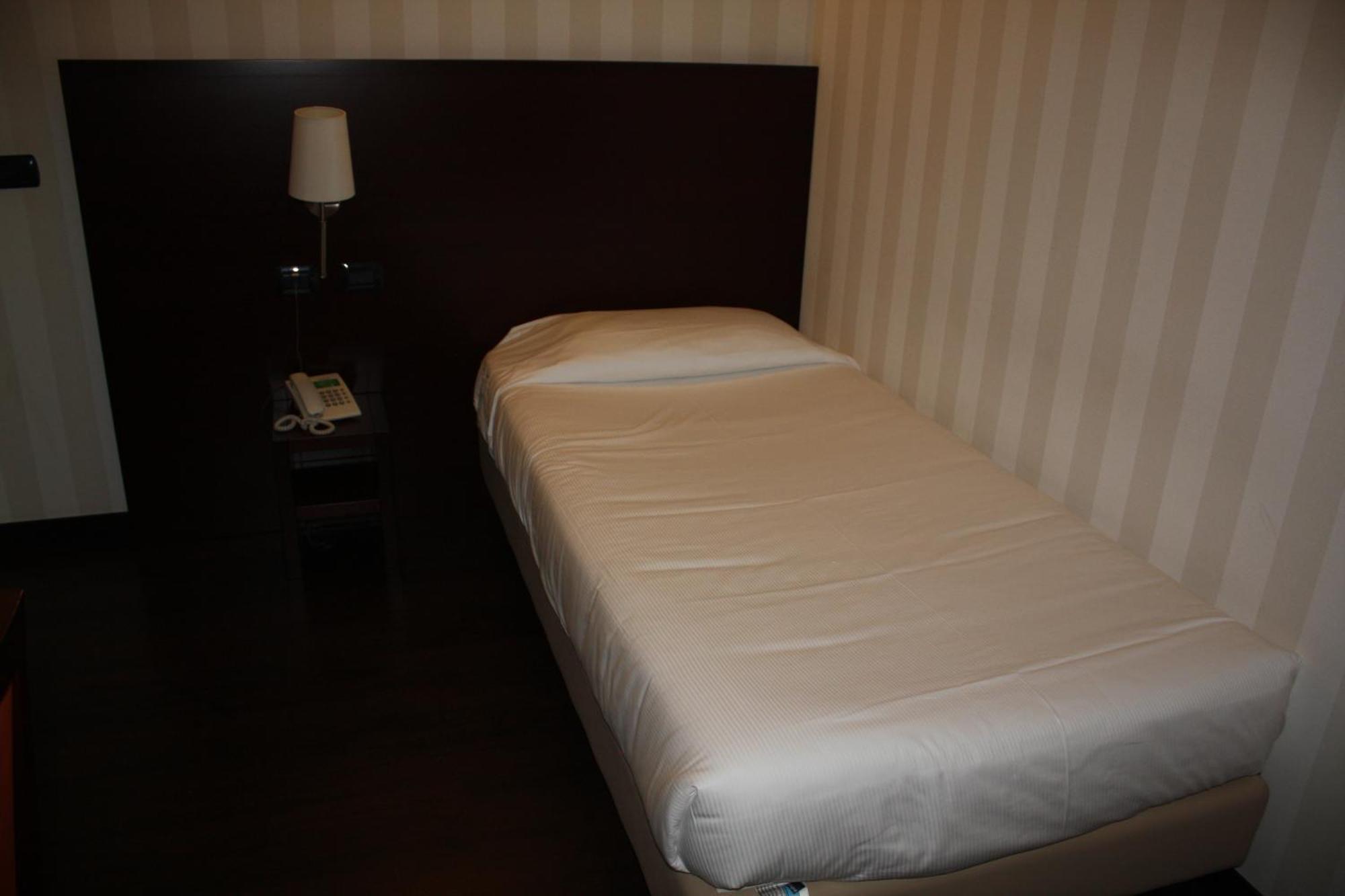 Hotel 2C Legnano Exteriör bild