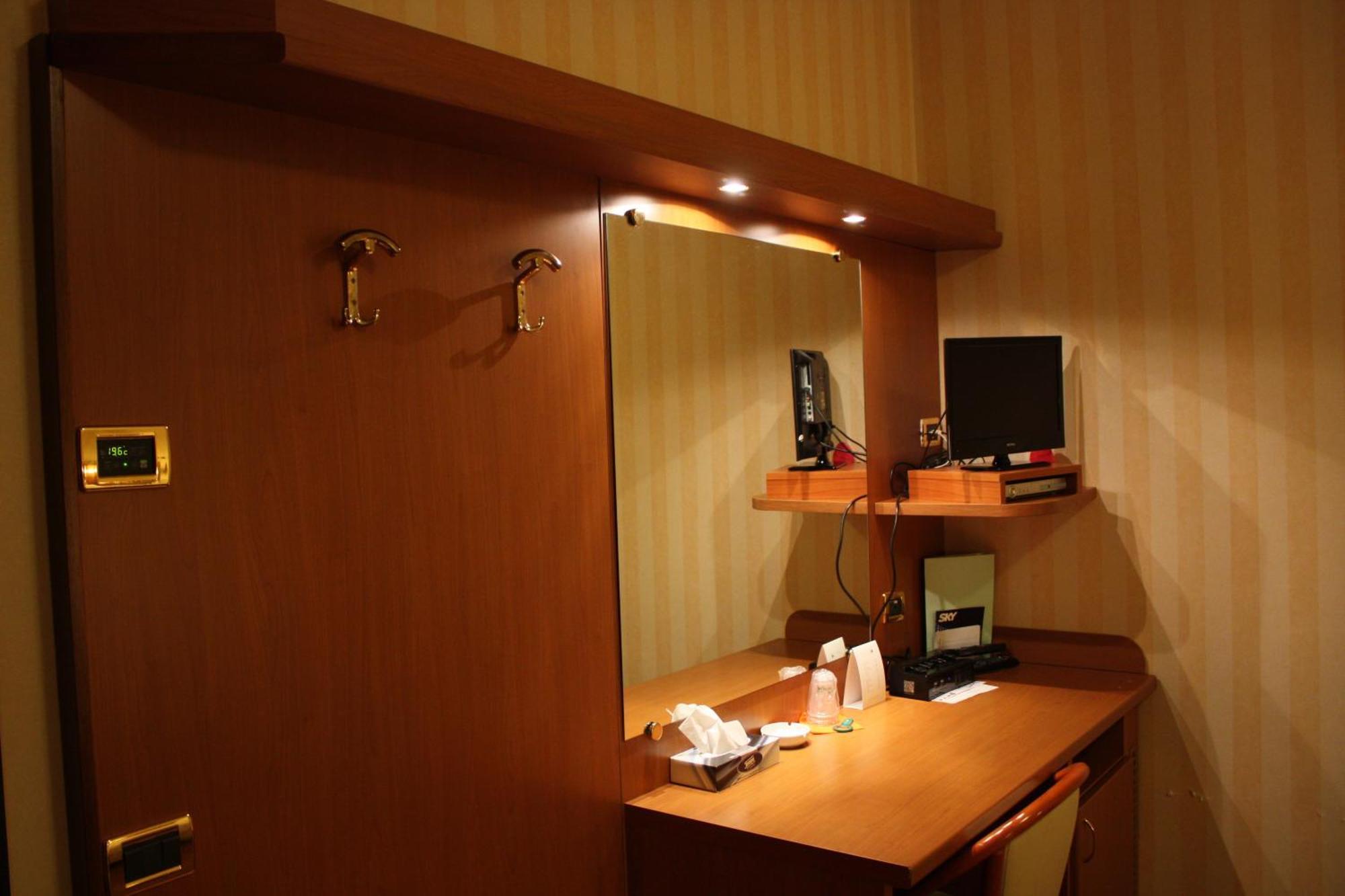 Hotel 2C Legnano Exteriör bild