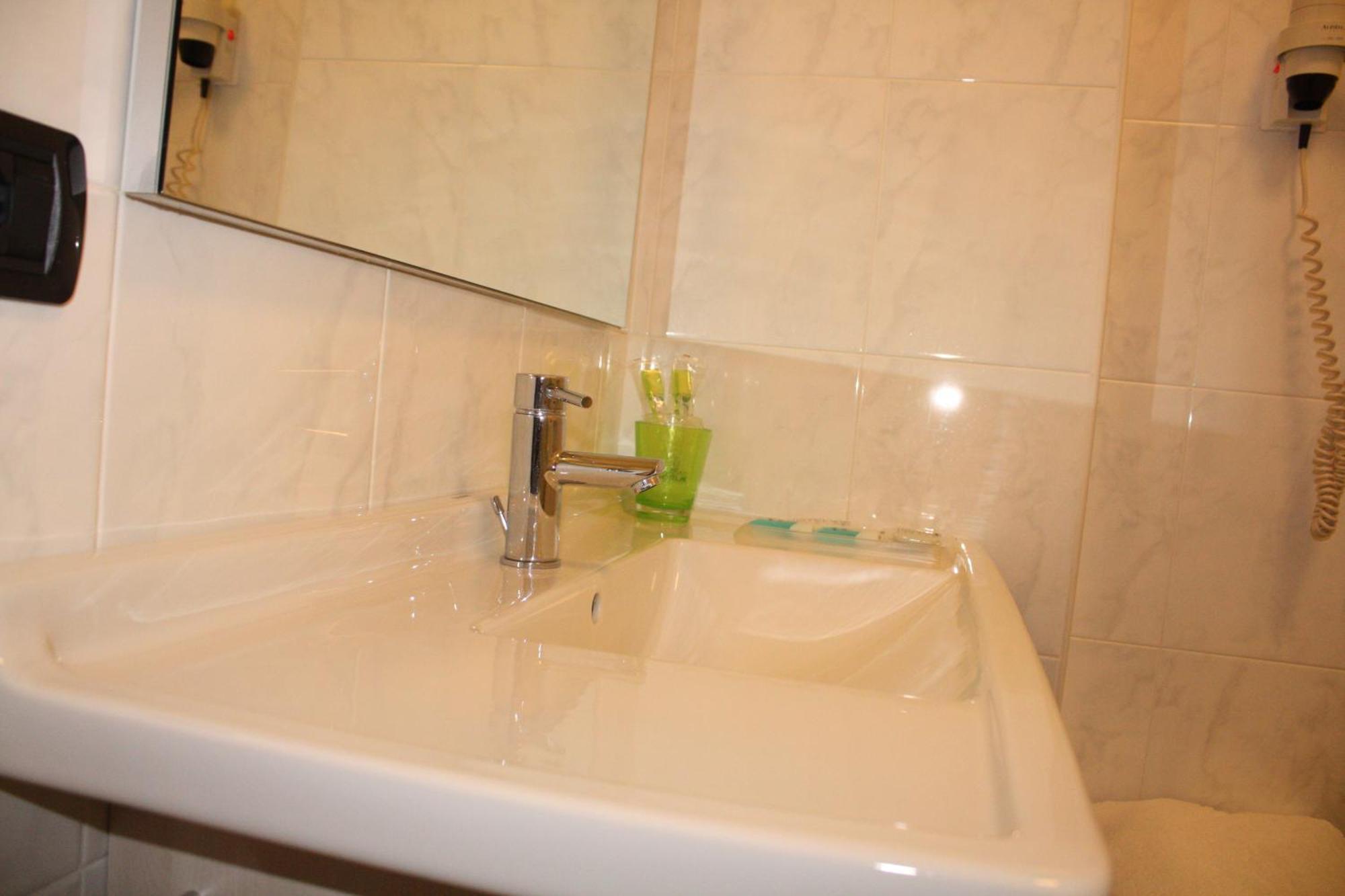 Hotel 2C Legnano Exteriör bild