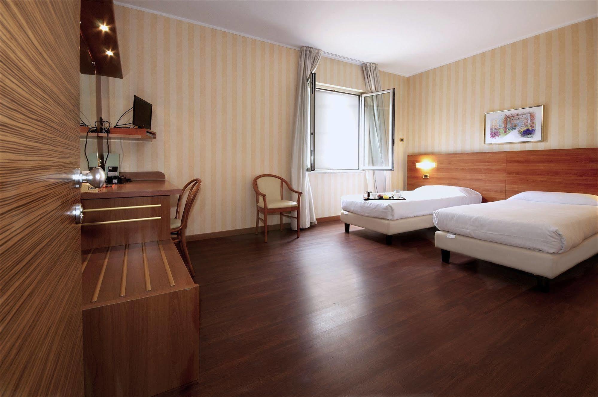 Hotel 2C Legnano Exteriör bild