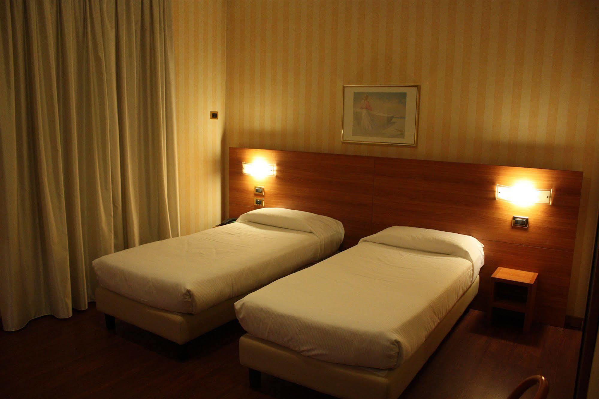 Hotel 2C Legnano Exteriör bild