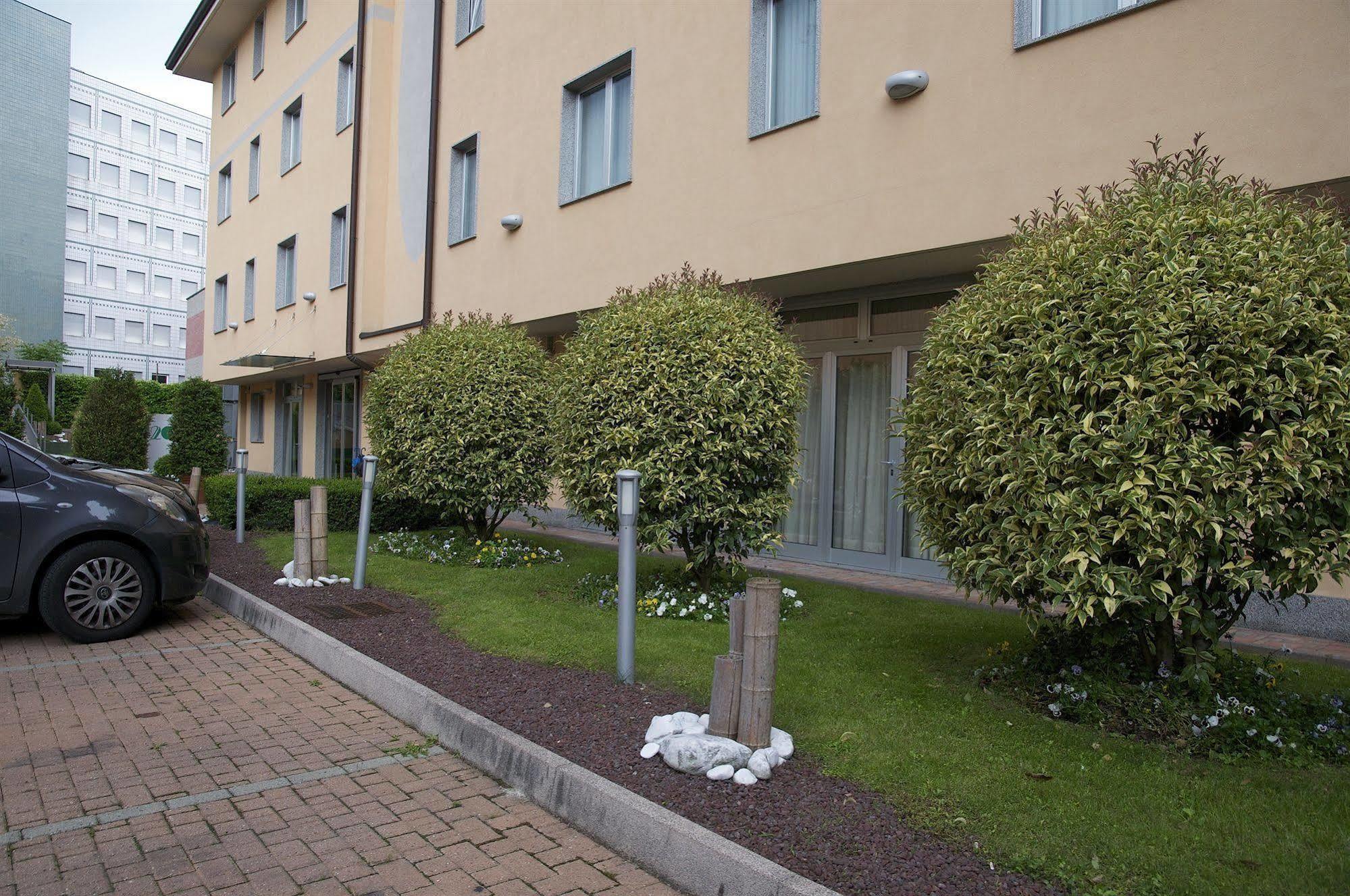 Hotel 2C Legnano Exteriör bild